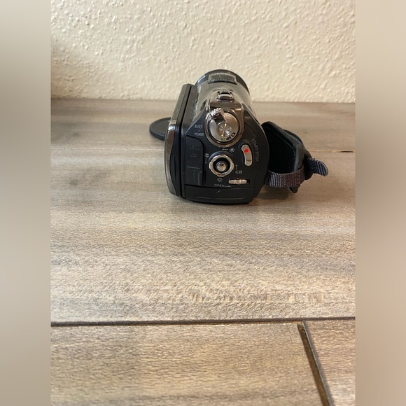 INSIGNIA HD CAMCORDER Touch Screen Display, 10 megapixels, Free selfie stick - Picture 8 of 14